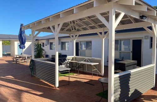 Kalbarri Apartment | U2 Family friendly accommodation directly across from the Beach, Murchison River