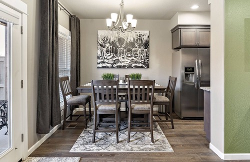 Medford House | U2 - Peloton Bike - 2 Kings - Work Here - 1G Wi-Fi - Stunning Aviation Theme!