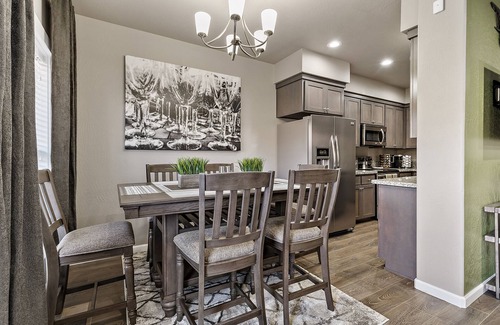Medford House | U2 - Peloton Bike - 2 Kings - Work Here - 1G Wi-Fi - Stunning Aviation Theme!