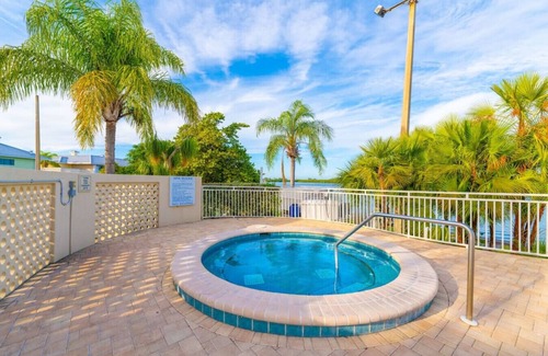 Ruskin Condo | U620-Across the street from beach & amenities! WiFi/Parking. Self Check in!