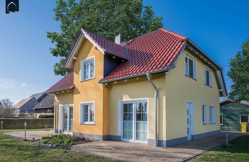 Kachlin House | Ulme - Family-friendly vacation home in Kachlin with garden & playground in