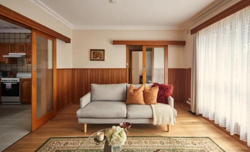 Bell Post Hill House | Ultimate 70s Charm near Geelong Waterfront and CBD