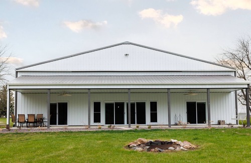 Lakewood Shelby County House | Ultimate Country Home with a 4800 sq.ft shed- pickle ball, corn hole, and more!