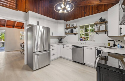 Alva House | Ultimate Farmhouse Getaway: Shuffleboard, Lounge, Fire-pit & More!n