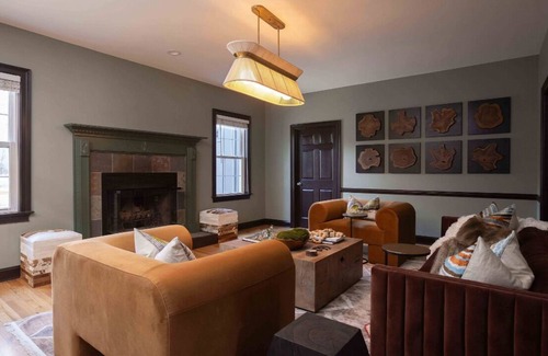 Willard House | Ultimate Luxury Getaway in NC - Sleeps 12, Spacious Estate on Picturesque Farm!