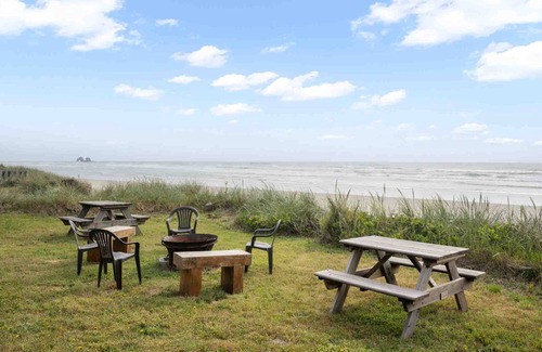 Rockaway Beach Condo | Ultimate Oceanfront Escape for Two at Beachy Eagle A, Amazing Views, Fire-Table, Steps from Beach