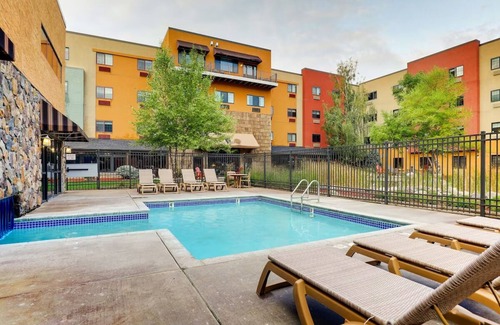 Sioux City Hotel | Ultimate Relaxation: Heated Pool & Whirlpool Suites in Historic Area