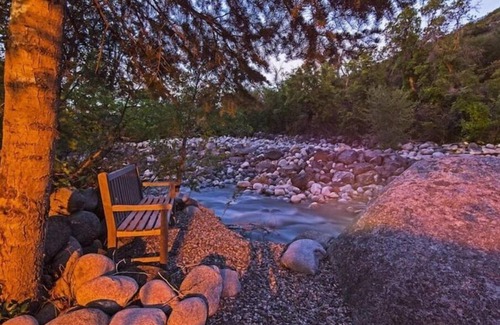 Sandy House | ULTIMATE SKI STAY!nCLEAN + MODERN 2 BDRM/2 BATH SUITE + DEN WITH PRIVATE HOT TUB