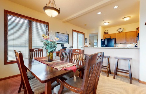 Mammoth Lakes Condo | Ultimate Summer Get-A-Way. Unbeatable Views, Private Laundry, Near Trails