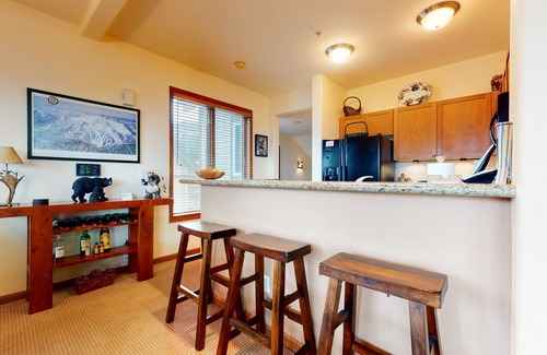 Mammoth Lakes Condo | Ultimate Summer Get-A-Way. Unbeatable Views, Private Laundry, Near Trails