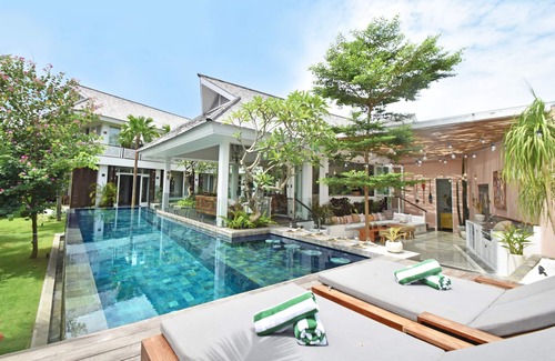Berawa Villa | Ultra Luxury | 1000m2 | 15 Staff | Best In Villa Dining in Bali | AC throughout