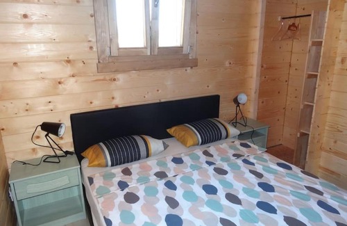 Aouste-sur-Sye Ski Chalet | Un chalet en bois dans un écrin de verdure
