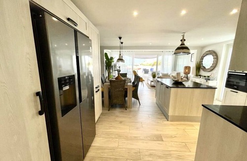 Nettle Bay House | Until 6 people, 2 spacious bedrooms, front of the sea, pools tennis parking BBQ