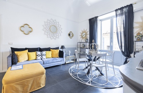 Catania City Centre Apartment | Una splendida Suite in un Palazzo Storico del XVII secolo con ascensore.