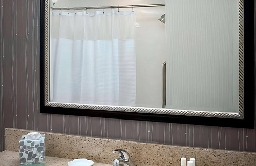 Newark Resort | Unbeatable Location! 2 Comfortable Units, Indoor Swimming Pool, Pets are Welcome