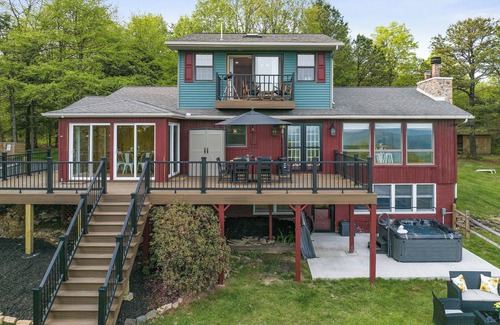 Jim Thorpe Cabin | UNBEATABLE MOUNTAIN VIEWS, Tons Of Outdoor Space, Hot Tub, Close To Jim Thorpe!