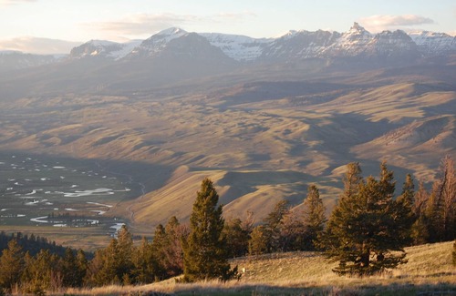 Dubois Cabin | Unbelievable views, space, and serenity at this comfy classic cabin.