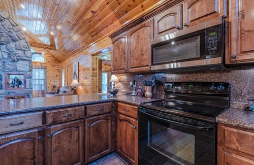 Broken Bow Cabin | Unbridled Manor is an astoundingly beautiful ultra-luxury cabin with pool table.