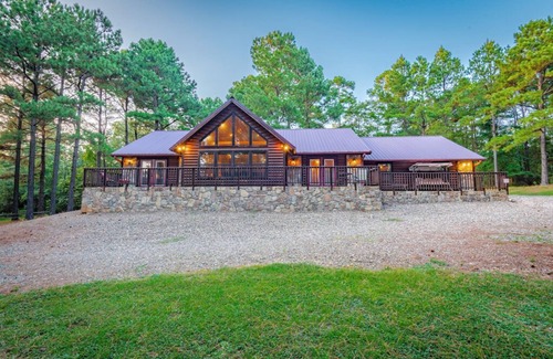 Broken Bow Cabin | Unbridled Manor is an astoundingly beautiful ultra-luxury cabin with pool table.