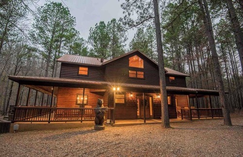 Broken Bow Cabin | Unbridled Manor is an astoundingly beautiful ultra-luxury cabin with pool table.