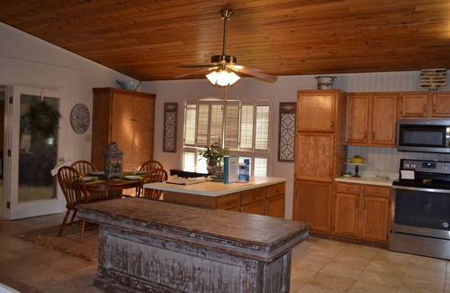 Donalsonville House | Uncle Boo's Spacious home with Awesome lake view and large yard.