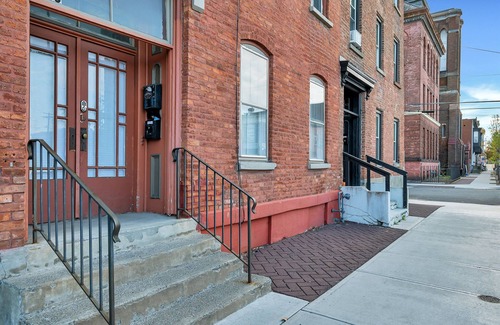 Troy Apartment | Uncle Sam's Hideaway |Nearby Colleges & Hospital|Personal Workspace|Pet Friendly