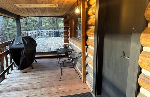 Gallatin Gateway Cabin | UNDER NEW MANAGEMENT Hideout in the Mountains with HOT TUB