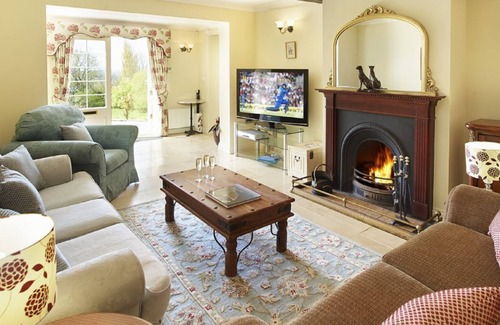 East Knoyle House | Underwood House, sleeps 12 within easy reach of Bath, offers spacious comfortable accommodation.