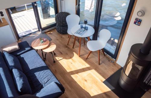 Neuland Boat Rental | Undine - Wunderschönes Tiny Hausboot