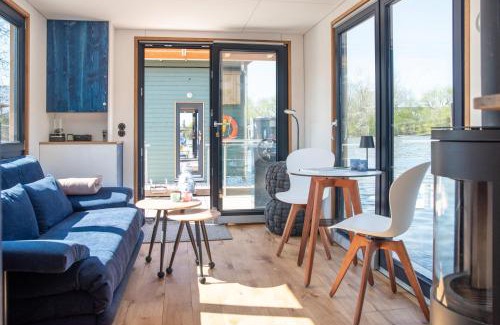 Neuland Boat Rental | Undine - Wunderschönes Tiny Hausboot