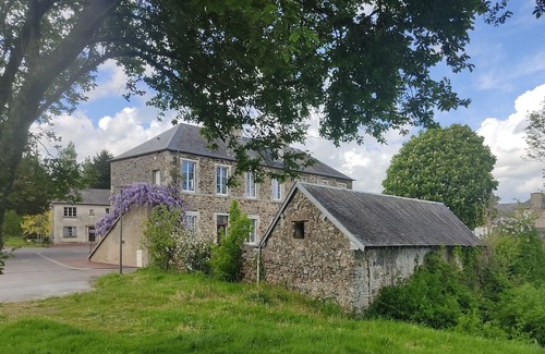 Le Hommet-d'Arthenay Apartment | Une Ancienne École Rénovée, Amoureux de Nature et de Vielles Pierres