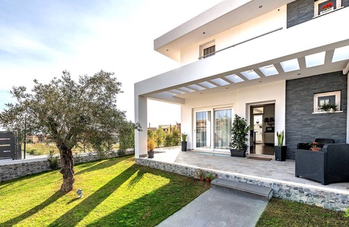 Capoterra Villa | Unforgettable sunrise and sunset in Villa OVERVIEW with garden