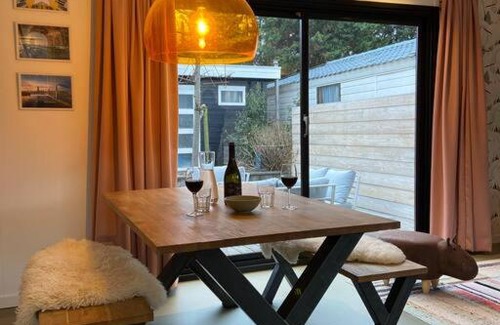 Noord Apartment | Unieke woonark met privétuin en free parking.