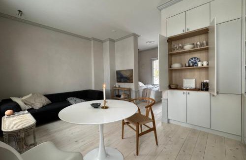 Hameenlinna Apartment | Uniikki ja tunnelmallinen empireasunto Hämeenlinnan ydinkeskustassa