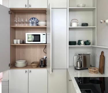 Hameenlinna Apartment | Uniikki ja tunnelmallinen empireasunto Hämeenlinnan ydinkeskustassa