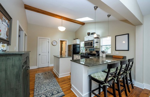 Union Pier Cottage | Union Pier Cottage Close To Beach & Downtown.
