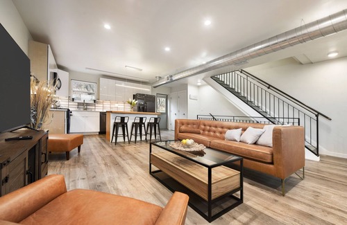 South Side House | Unique 4Bed/3.5 Bath Townhouse/Garage+Rooftop Deck