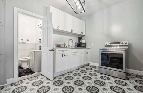 Downtown Niagara Falls House | Unique 5BR,3BA minutes from the falls