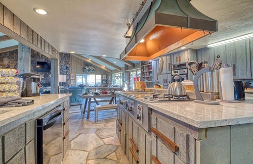 Bliss House | Unique 6BR Lodge w/Private Hot Spring Pool!