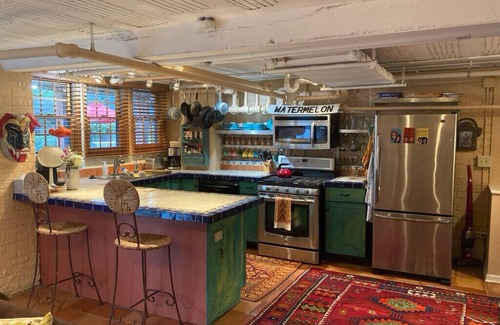 North Evanston Apartment | Unique Apt. in Upscale Evanston with Easy Access to Chicago