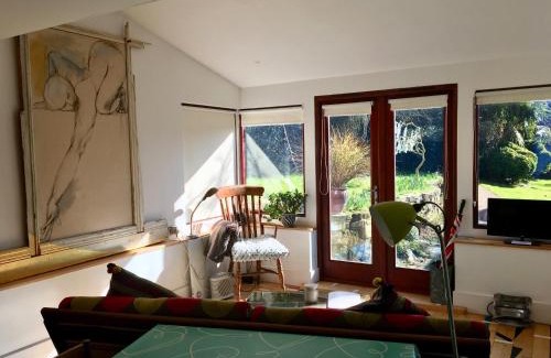 Pewsey Apartment | Unique Artists studio with a private garden.