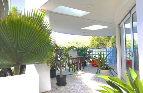 Nuuanu - Punchbowl House | Unique Atrium Tropical Loft with Skylights/Large Lanai