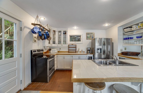 Hammondsport House | Unique & charming lakefront home with screened-in patio