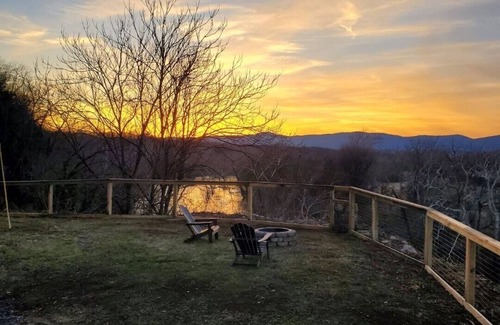 Front Royal House | Unique Cliffside Home near Skyline Drive & Caverns
