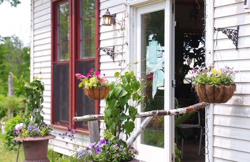 Belmont Apartment | Unique Coastal Maine Flower Farm Stay