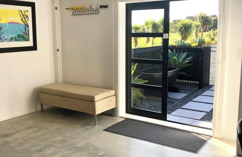Mahurangi West House | Unique coastal property just 40 mins from the CBD, the ultimate getaway for 2!