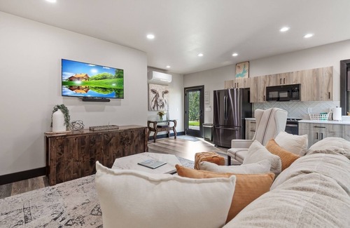 Hayden Lake House | Unique Guest Shouse with Optional Golf Simulator in Hayden