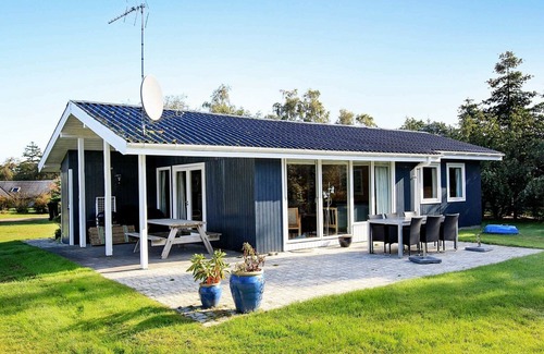 Dannemare House | Unique Holiday Home in Dannemare with Terrace