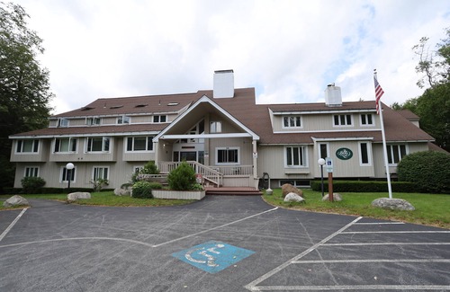 Waterville Valley Condo | Unique Inns of Waterville Valley with 2 living spaces and close to Town Square (206)