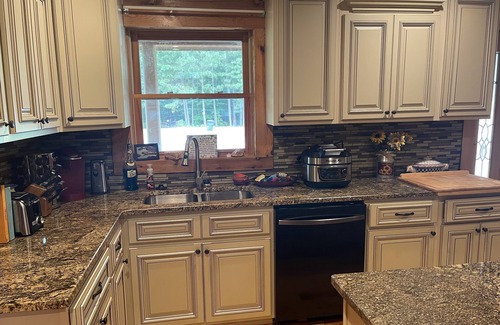 Townville Cabin | Unique lakefront 3 BR cabin directly on Lake Hartwell! 20 min drive to Clemson!